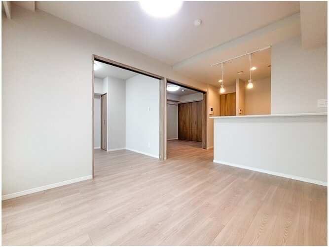 爽やかな風がそよぐ光に溢れた空間。清々しい気持ちになるお部屋です。 爽やかな風がそよぐ光に溢れた空間。清々しい気持ちになるお部屋です。