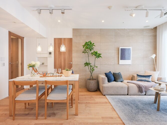 開放感が溢れる約16.9帖のリビングダイニングキッチンです。心地よい時間が流れ、明日への活力を養うことができる居心地の良いお部屋です。 開放感が溢れる約16.9帖のリビングダイニングキッチンです。心地よい時間が流れ、明日への活力を養うことができる居心地の良いお部屋です。