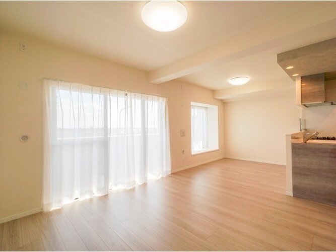 柔らかな色合いのフローリングと清潔感のあふれる白のクロスが明るい空間を創り出しているLDK。 柔らかな色合いのフローリングと清潔感のあふれる白のクロスが明るい空間を創り出しているLDK。