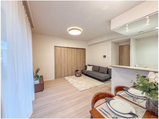 採光とライト使いで演出される落ち着きのある空間。ゆったりと伸びやかな時を過ごせそうです。 採光とライト使いで演出される落ち着きのある空間。ゆったりと伸びやかな時を過ごせそうです。