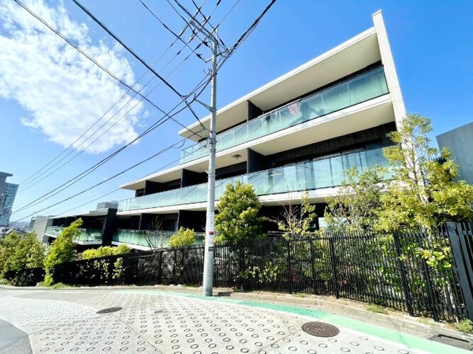 上大岡駅まで徒歩5分の低層地域に位置する本マンション。2017年築の総戸数99戸、ペット飼育可能です♪