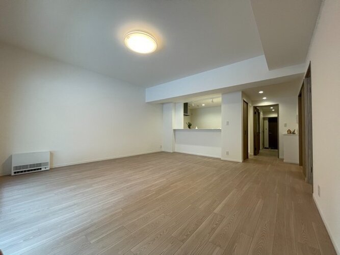 広々とした開放感を感じるLDK。思い思いに憩いの場所を作り上げていけそうです。 広々とした開放感を感じるLDK。思い思いに憩いの場所を作り上げていけそうです。