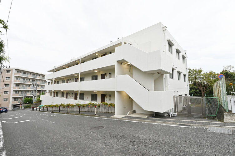 閑静な住宅街に佇むマンション。柔らかい色調とマットな素材が穏やかな雰囲気を奏でます。 閑静な住宅街に佇むマンション。柔らかい色調とマットな素材が穏やかな雰囲気を奏でます。