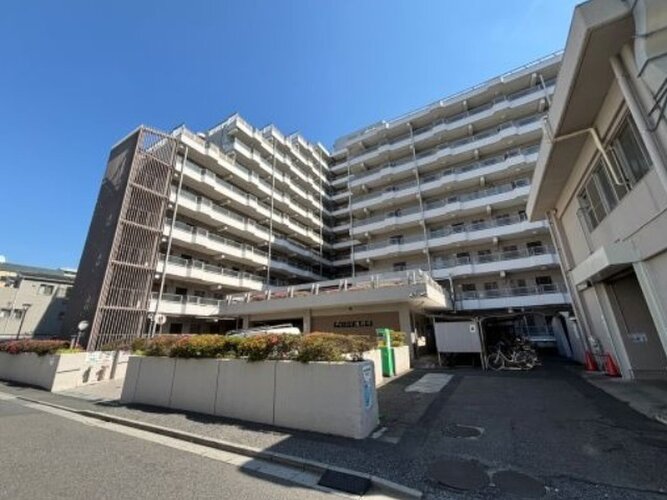 陽だまりの中でそよ風を感じる快適な空間。青空の下にその落ち着きのある外観を描き出します。 陽だまりの中でそよ風を感じる快適な空間。青空の下にその落ち着きのある外観を描き出します。