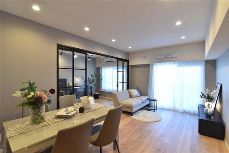 陽の光とお部屋の色味が生み出す温かみのあるリビングです! 陽の光とお部屋の色味が生み出す温かみのあるリビングです!