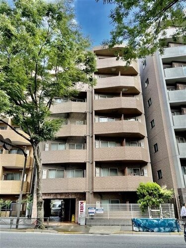 京王線「芦花公園」駅まで徒歩4分。都市機能の利便性を感じられる立地に建つマンションです。