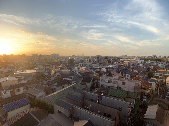西向きのバルコニーからの眺望は、開けた空を一望できます。だんだんと色が変わっていく空の姿を見るのもいいですね。ほっと一息リフレッシュできる空間です。 西向きのバルコニーからの眺望は、開けた空を一望できます。だんだんと色が変わっていく空の姿を見るのもいいですね。ほっと一息リフレッシュできる空間です。