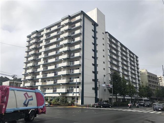 磯子駅まで徒歩8分の立地に佇む総戸数120戸のマンション。 磯子駅まで徒歩8分の立地に佇む総戸数120戸のマンション。