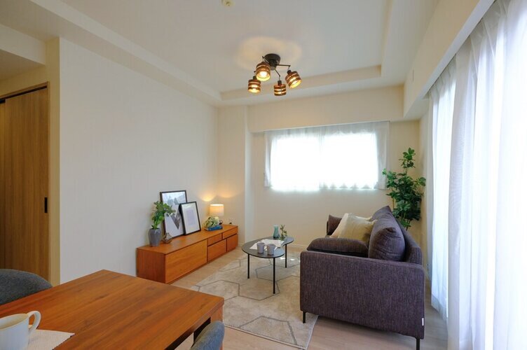 落ち着きのあるフローリングと清潔感のあるクロスが心和む空間を作り出しています。 落ち着きのあるフローリングと清潔感のあるクロスが心和む空間を作り出しています。