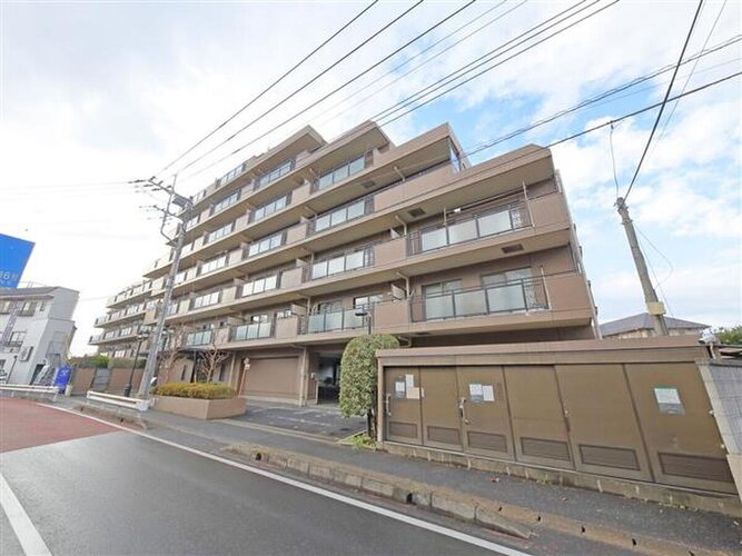 伸びやかな印象を受けるマンションです。落ち着きのある素材感で優しい表情に仕立てています。 伸びやかな印象を受けるマンションです。落ち着きのある素材感で優しい表情に仕立てています。