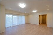 お部屋の形が綺麗なリビングの為、テーブルやソファなどの家具を一通り置くことができそうです♪ お部屋の形が綺麗なリビングの為、テーブルやソファなどの家具を一通り置くことができそうです♪