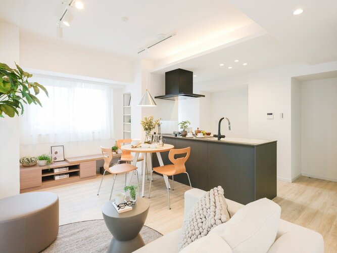 二面採光の窓から心地よい光と風を運んでくれる、おだやかな空気に纏われたリビングダイニングです。『日常』という大切な時間を豊かに、快適にお過ごしいただける空間です。 二面採光の窓から心地よい光と風を運んでくれる、おだやかな空気に纏われたリビングダイニングです。『日常』という大切な時間を豊かに、快適にお過ごしいただける空間です。