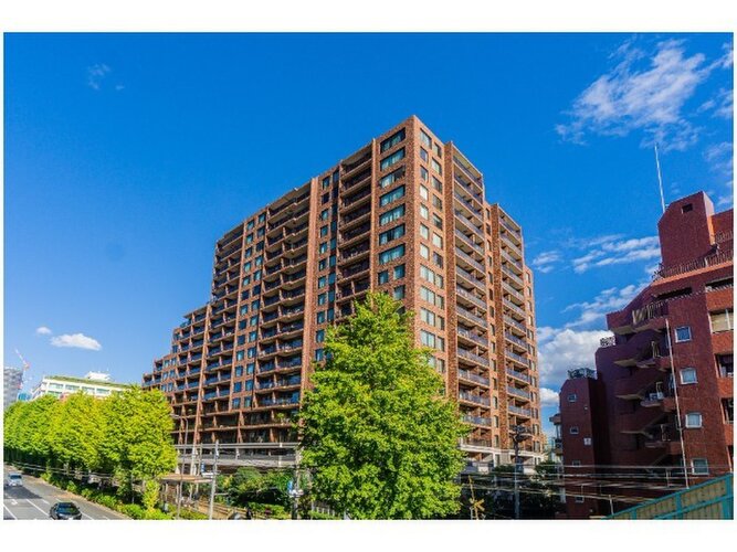 平成築、総戸数293戸のマンション。最寄り駅「雑司が谷」駅まで徒歩3分ほど。 平成築、総戸数293戸のマンション。最寄り駅「雑司が谷」駅まで徒歩3分ほど。