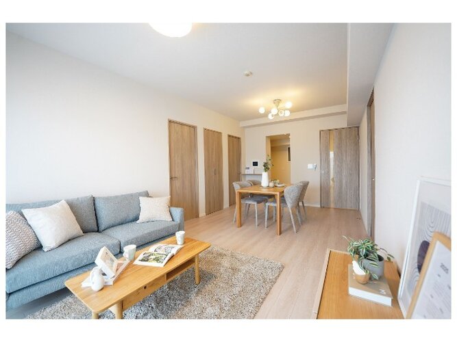 陽当り良好なLDKは、温かな陽光が帰ってきたくなる場所、安心できる場所としてリビングを演出します。 陽当り良好なLDKは、温かな陽光が帰ってきたくなる場所、安心できる場所としてリビングを演出します。