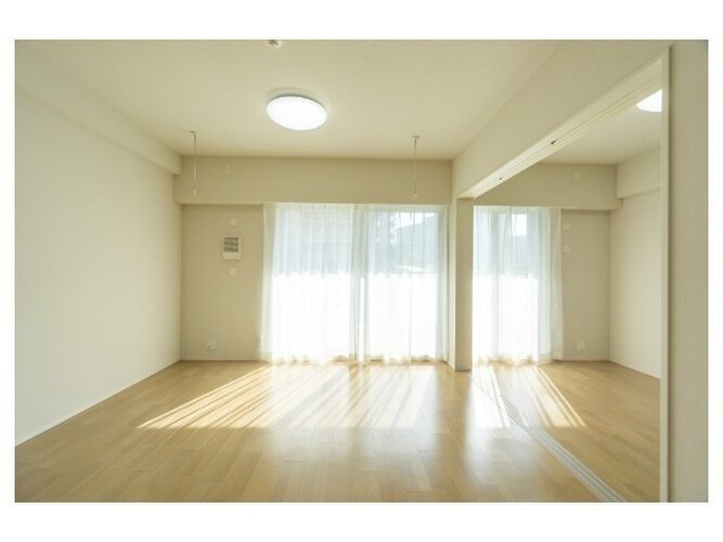 採光とライト使いで演出される落ち着きのある空間。ゆったりと伸びやかな時を過ごせそうです。 採光とライト使いで演出される落ち着きのある空間。ゆったりと伸びやかな時を過ごせそうです。