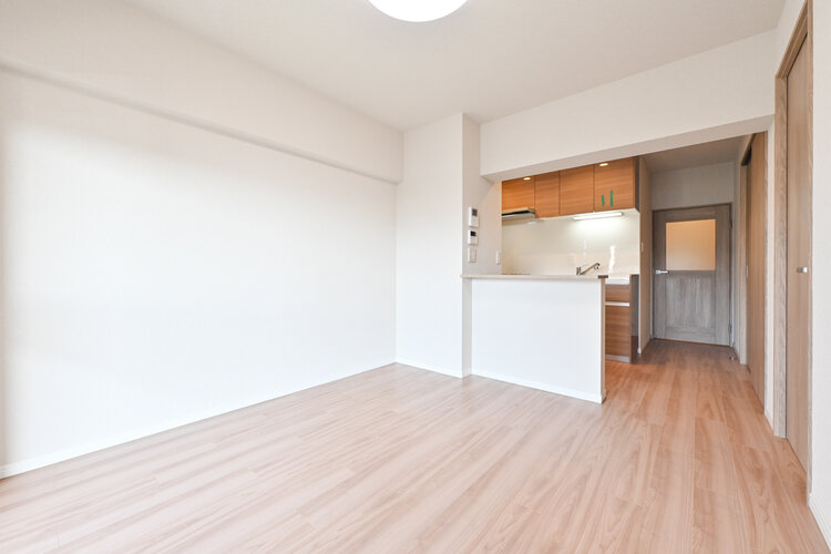 お部屋の形が綺麗なリビングの為、テーブルやソファなどの家具を一通り置くことができそうです♪ お部屋の形が綺麗なリビングの為、テーブルやソファなどの家具を一通り置くことができそうです♪
