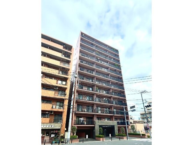 統一した色調でデザインされたマンションは周囲と調和した景観を生み出しています。