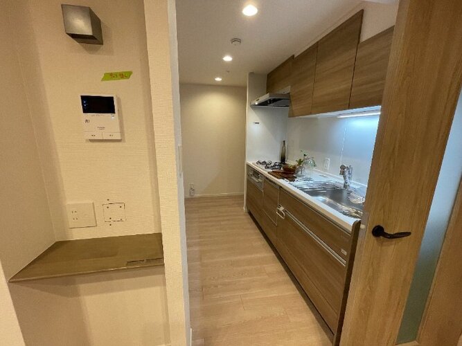 建物全体の雰囲気と合わせた色調と素材のリノベーション。居心地よくホッととできる空間です。