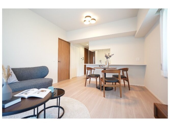 柔らかな色合いのフローリングと清潔感のあふれる白のクロスが明るい空間を創り出しているLDK。 柔らかな色合いのフローリングと清潔感のあふれる白のクロスが明るい空間を創り出しているLDK。