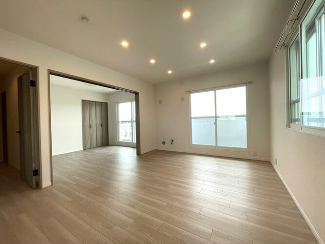 リビング、洋室4(写真撮影:R7.6月) リビング、洋室4(写真撮影:R7.6月)