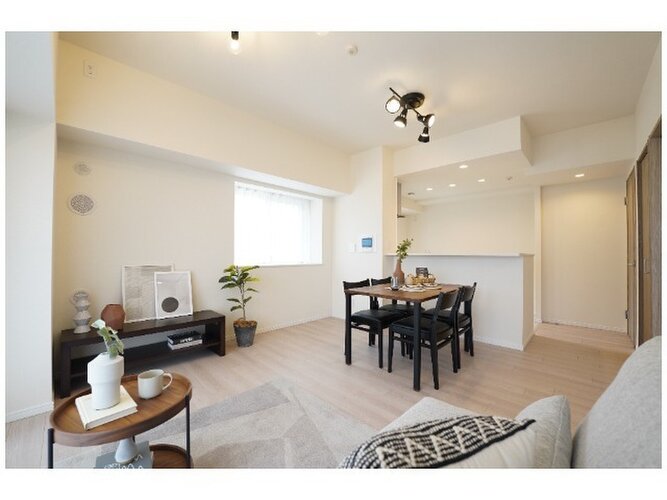 お部屋の形が綺麗なリビングの為、テーブルやソファなどの家具を一通り置くことができそうです♪ お部屋の形が綺麗なリビングの為、テーブルやソファなどの家具を一通り置くことができそうです♪