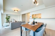 お部屋の形が綺麗なリビングの為、テーブルやソファなどの家具を一通り置くことができそうです♪ お部屋の形が綺麗なリビングの為、テーブルやソファなどの家具を一通り置くことができそうです♪