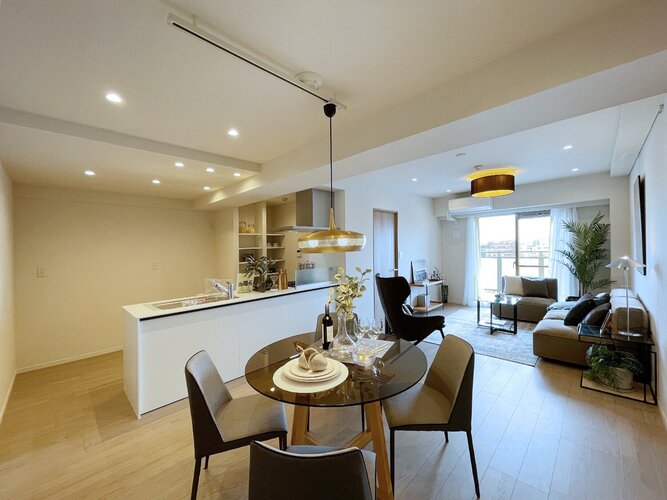 東南向きの大きな窓から明るい陽光と爽やかな風を感じることができるのびやかなリビングダイニングです。新規リノベーションで約19帖の開放感と安らぎを享受できる住空間へ生まれ変わりました♪ 東南向きの大きな窓から明るい陽光と爽やかな風を感じることができるのびやかなリビングダイニングです。新規リノベーションで約19帖の開放感と安らぎを享受できる住空間へ生まれ変わりました♪