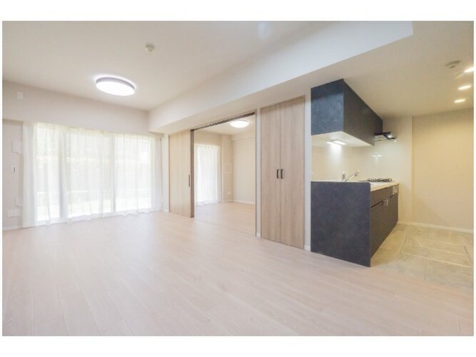 広さ15.3帖の落ち着いた雰囲気のLDK。伸びやかな空間の中で、ゆったりとしたひとときを過ごせそうです。 広さ15.3帖の落ち着いた雰囲気のLDK。伸びやかな空間の中で、ゆったりとしたひとときを過ごせそうです。