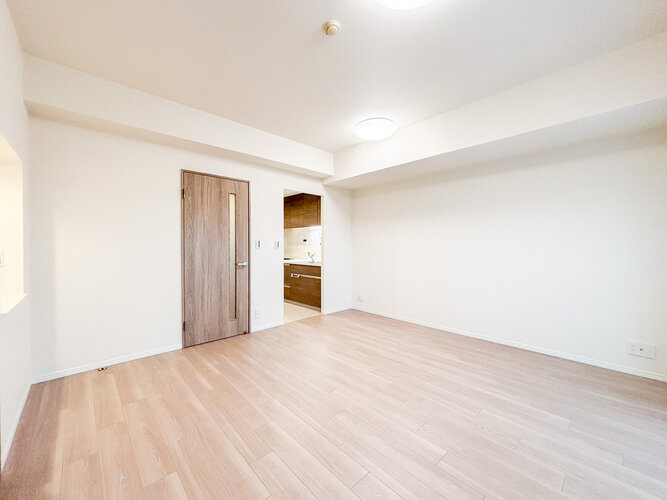 柔らかな色合いのフローリングと清潔感のあふれる白のクロスが明るい空間を創り出しているLDK。 柔らかな色合いのフローリングと清潔感のあふれる白のクロスが明るい空間を創り出しているLDK。