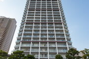 豊かな自然とフォーマルさを対峙させた外観が魅力のハイグレードなタワーマンションです。充実の共用施設やサービスが日々の暮らしを支え、快適な「海辺の暮らし」が叶います。 豊かな自然とフォーマルさを対峙させた外観が魅力のハイグレードなタワーマンションです。充実の共用施設やサービスが日々の暮らしを支え、快適な「海辺の暮らし」が叶います。