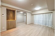 柔らかな色合いのフローリングと清潔感のあふれる白のクロスが明るい空間を創り出しているLDK。