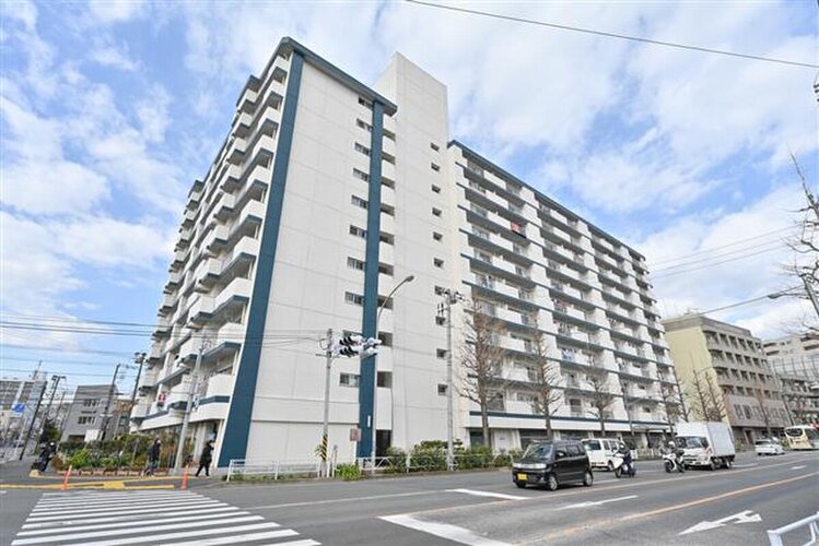 JR根岸線「磯子」駅まで徒歩7分。都市機能の利便性を感じられる立地に建つマンションです。