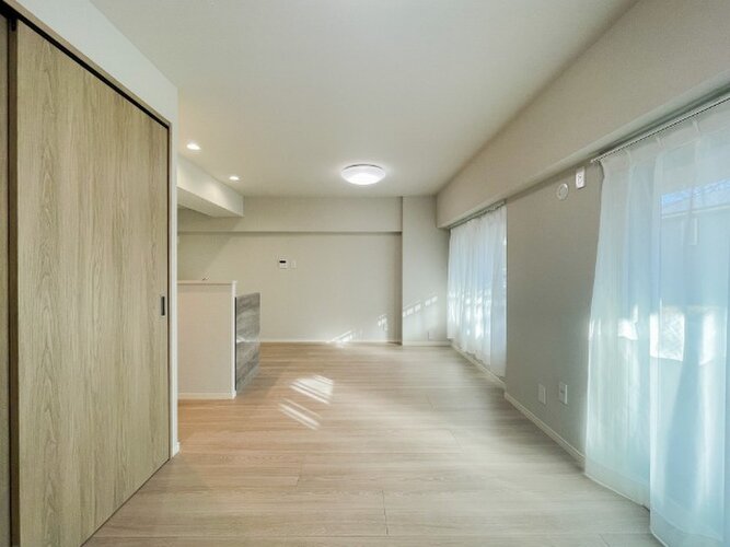 柔らかな色合いのフローリングと清潔感のあふれる白のクロスが明るい空間を創り出しているLDK。 柔らかな色合いのフローリングと清潔感のあふれる白のクロスが明るい空間を創り出しているLDK。