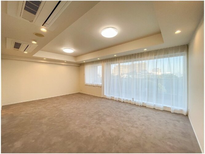 お部屋の形が綺麗なリビングの為、テーブルやソファなどの家具を一通り置くことができそうです♪ お部屋の形が綺麗なリビングの為、テーブルやソファなどの家具を一通り置くことができそうです♪