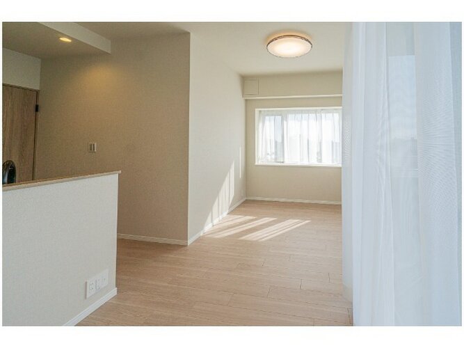 陽当り良好なLDKは、温かな陽光が帰ってきたくなる場所、安心できる場所としてリビングを演出します。 陽当り良好なLDKは、温かな陽光が帰ってきたくなる場所、安心できる場所としてリビングを演出します。