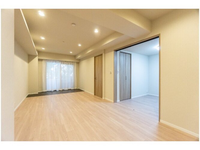 採光とライト使いで演出される落ち着きのある空間。ゆったりと伸びやかな時を過ごせそうです。 採光とライト使いで演出される落ち着きのある空間。ゆったりと伸びやかな時を過ごせそうです。