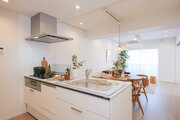 お部屋に美しく溶け込むキッチンは、開放的なオープンタイプです。快適な機能が充実した使い勝手の良いLIXIL製キッチンです。
