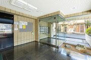 エントランス内のホールは、ガラス張りで明るく管理の行き届いた空間です。 エントランス内のホールは、ガラス張りで明るく管理の行き届いた空間です。