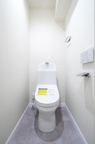 お掃除の手間を減らしてくれる機能が充実したトイレです。ニュアンスグレーとホワイトでまとめられたすっきりとした空間です。