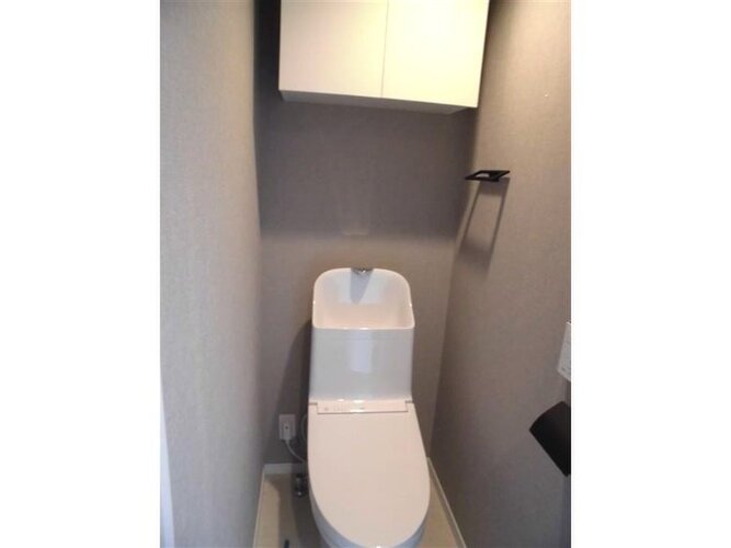 温水洗浄便座付にリノベーションしたトイレ。白をベースにした清潔感ある空間です。