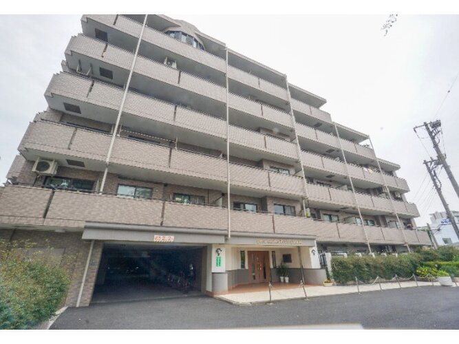 統一した色調でデザインされたマンションは周囲と調和した景観を生み出しています。 統一した色調でデザインされたマンションは周囲と調和した景観を生み出しています。