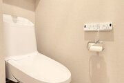 トイレ　＊トイレトペーパー等の収納に便利な吊戸棚付＊