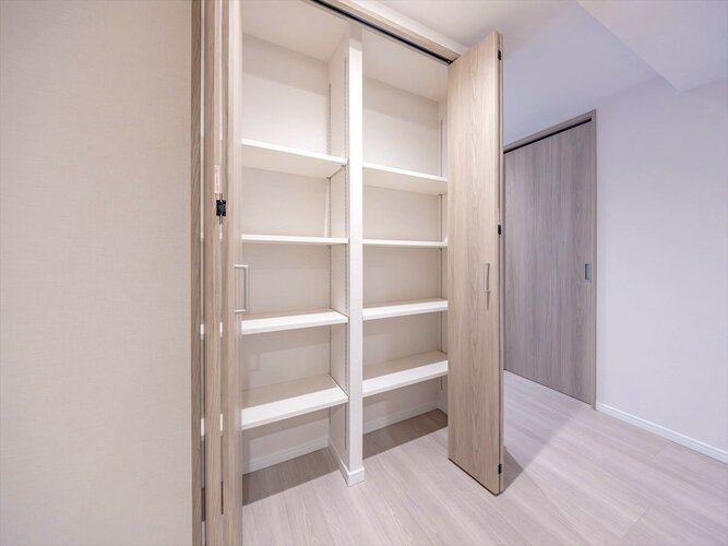 廊下には収納スペースを確保し、日用品や掃除道具はもちろん、防災用品や非常用の備蓄収納にも便利。生活空間をすっきり保てる、実用性の高い設計です。 廊下には収納スペースを確保し、日用品や掃除道具はもちろん、防災用品や非常用の備蓄収納にも便利。生活空間をすっきり保てる、実用性の高い設計です。