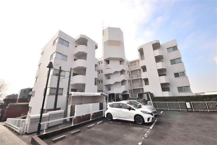 爽やかな風と穏やかな太陽がそそぐ立地。暮らす人の快適さを考えた街並みに溶け込んだ色調の住まいです。 爽やかな風と穏やかな太陽がそそぐ立地。暮らす人の快適さを考えた街並みに溶け込んだ色調の住まいです。