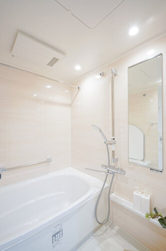 一日の疲れをホッと癒してくれるくつろぎのバスルーム。浴室暖房乾燥機付き。洗濯物の乾燥や冬場の暖房など様々な用途に使うことができます。