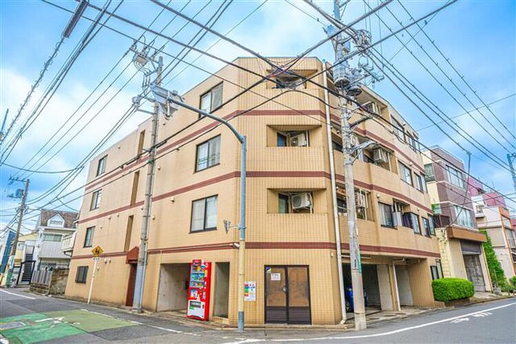 西武新宿線「沼袋」駅まで徒歩8分。都市機能の利便性を感じられる立地に建つマンションです。