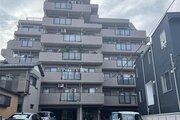 伸びやかな印象を受けるマンションです。落ち着きのある素材感で優しい表情に仕立てています。 伸びやかな印象を受けるマンションです。落ち着きのある素材感で優しい表情に仕立てています。