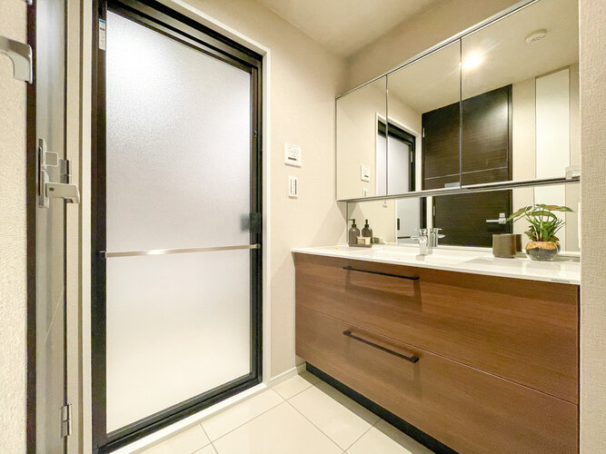 細かなものが多くて雑になりがちなサニタリー。そんな悩みを解決してくれる収納スペース付三面洗面化粧台。