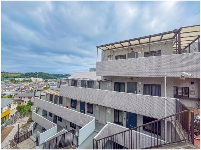 陽だまりの中でそよ風を感じる快適な空間。青空の下にその落ち着きのある外観を描き出します。