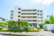 鮮やかな緑を効果的に纏った外観。爽やかな風がそよぐ心温まるお部屋へ優しく誘います。